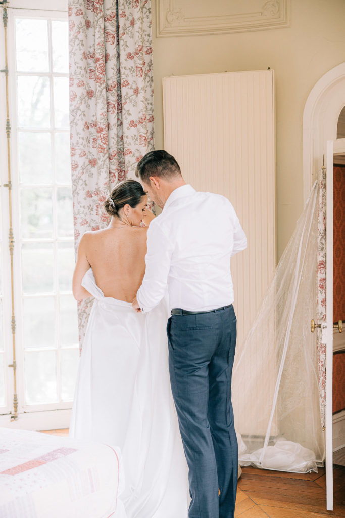 Détail robe mariée Château Ermenonville 60 élégant — Pierre Atelier photographe
