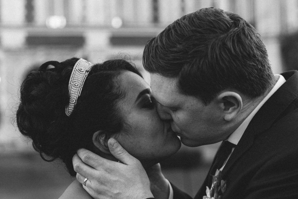 Embrassades parvis cérémonie laïque Château Lésigny — Pierre Atelier photographe mariage
