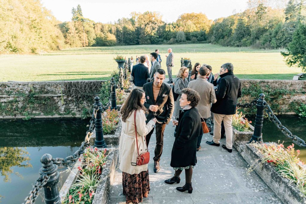Mariés cérémonie laïque façade Château de Lésigny douves — Pierre Atelier photographe mariage