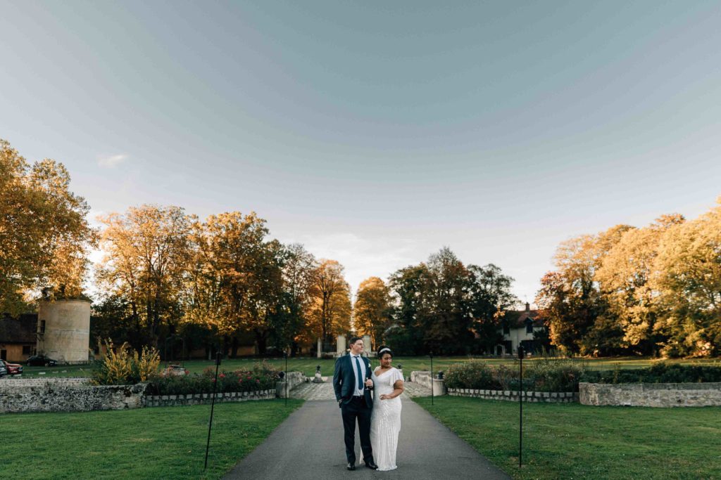 Premier baiser cérémonie laïque Château de Lésigny — Pierre Atelier photographe mariage Paris