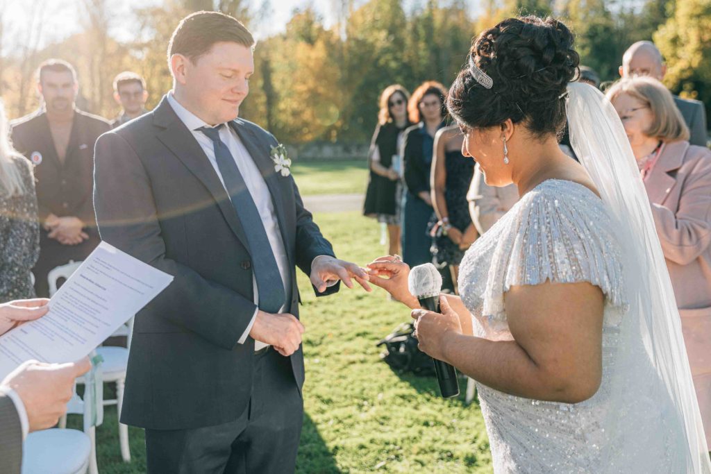 Premier baiser cérémonie laïque Château de Lésigny — Pierre Atelier photographe mariage Paris