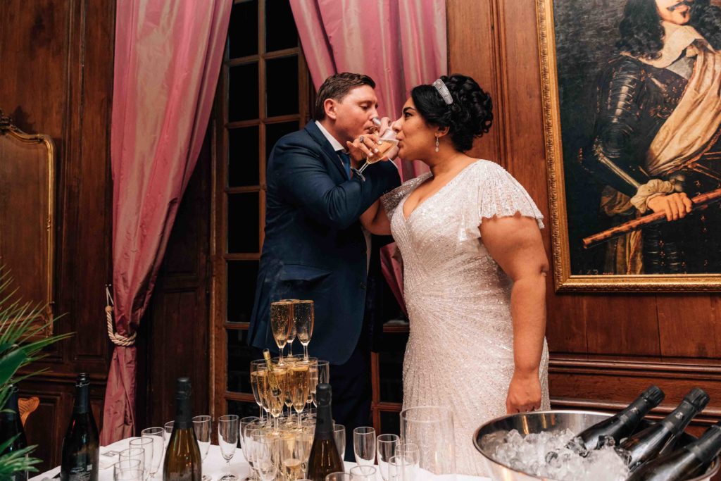 Portrait couple mariage Château de Lésigny douves — Pierre Atelier photographe mariage