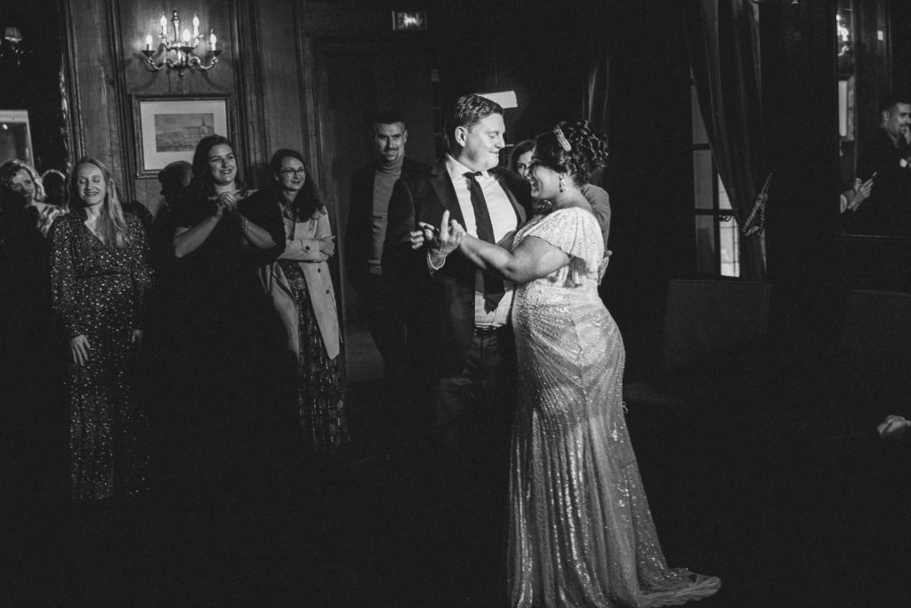 Séance couple escalier d'honneur Château Lésigny — Pierre Atelier photographe mariage Paris