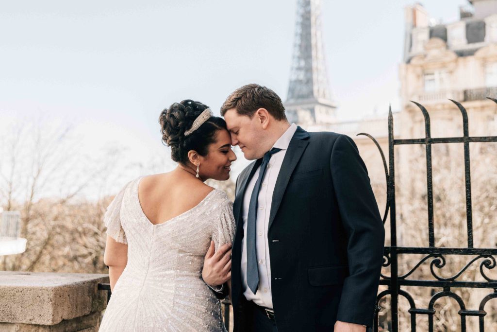 Portrait mariés Paris avant mariage Château Lésigny — Pierre Atelier photographe
