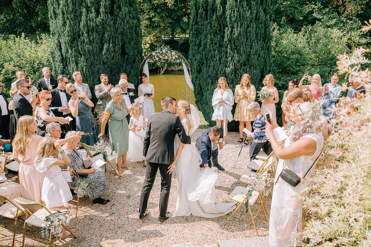 Mariés cérémonie laïque façade Renaissance Château Pontarmé — Pierre Atelier photographe mariage