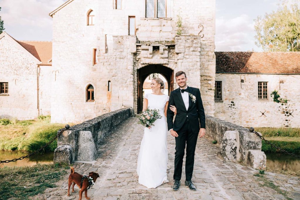 Portrait couple allée cavalière arbres centenaires Château Pontarmé — Pierre Atelier photographe mariage