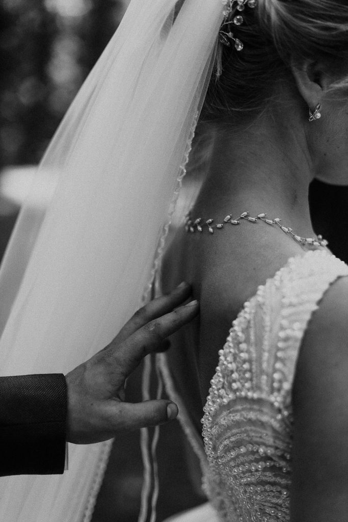 Émotion cérémonie laïque Domaine des Évis Orne printemps — Pierre Atelier photographe mariage