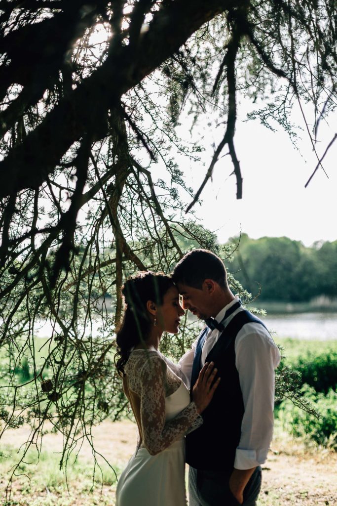 Cour fleurie Domaine des Évis mariage champêtre Orne — Pierre Atelier photographe