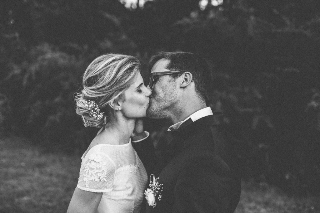 Ambiance soirée Domaine des Évis Normandie printemps — Pierre Atelier photographe mariage Paris