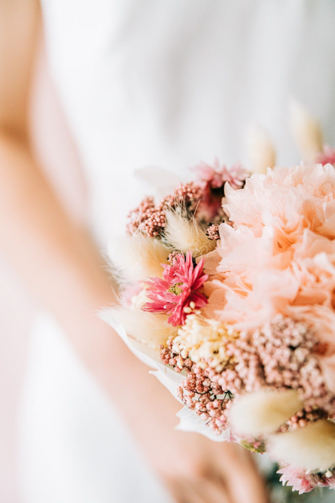 Sortie cérémonie mariés Domaine des Évis cour fleurie — Pierre Atelier photographe mariage