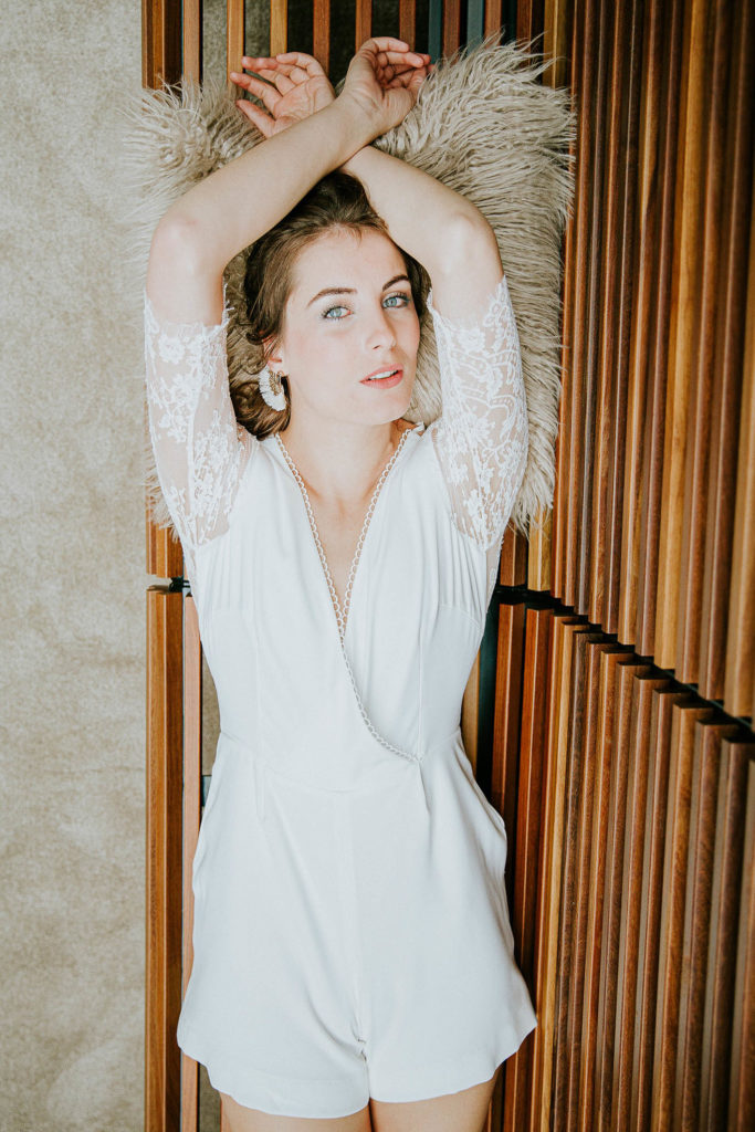 Cocktail cour centrale Domaine des Évis mariage intime — Pierre Atelier photographe mariage