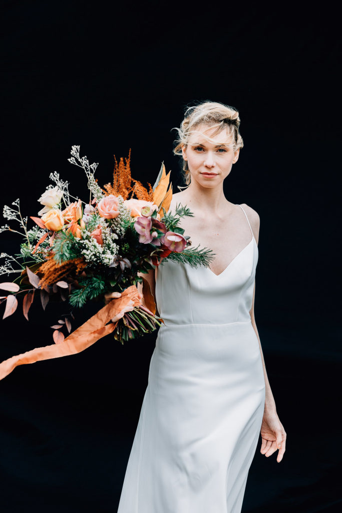 Vin d'honneur cour fleurie Domaine des Évis Normandie — Pierre Atelier photographe mariage Paris
