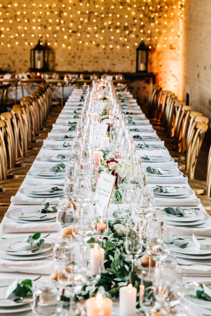 Détails table dressée fleurs bougies Domaine des Évis — Pierre Atelier photographe