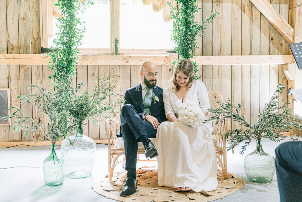 Sortie cérémonie laïque Domaine Montchevreuil oliviers — Pierre Atelier photographe mariage Paris