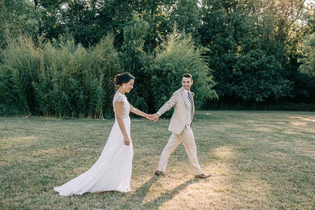 Golden hour couple cérémonie laïque Domaine Montireau — Pierre Atelier photographe mariage