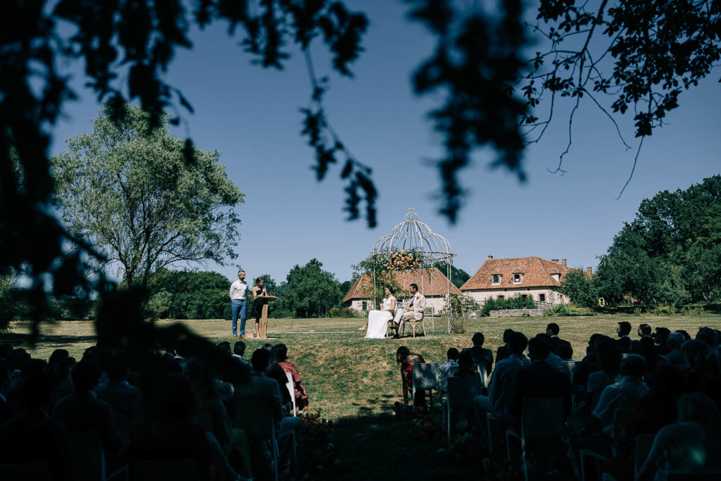 Invités cérémonie laïque extérieure Domaine de Montireau — Pierre Atelier photographe mariage