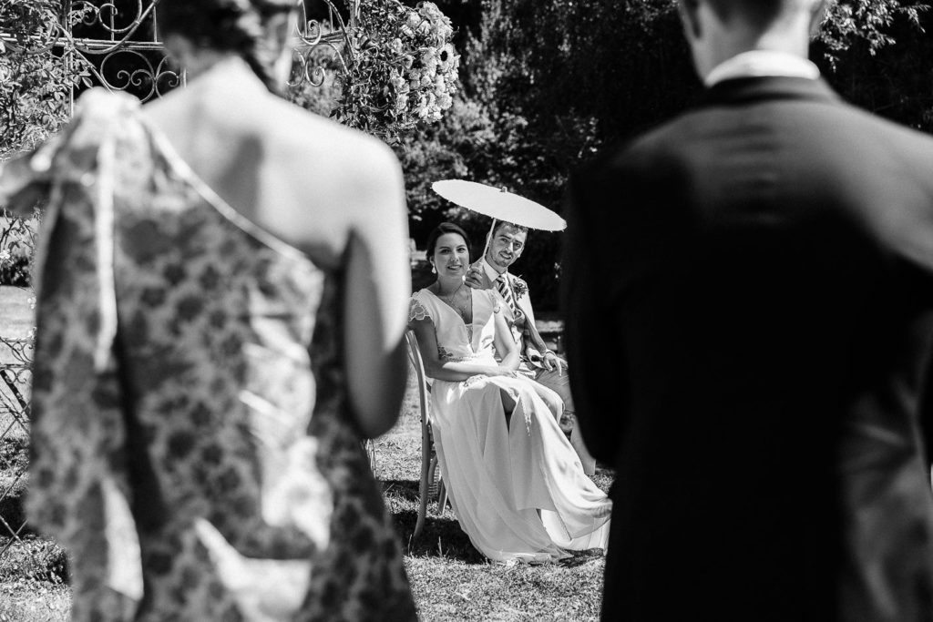 Portrait stylé mariés parisiens cérémonie laïque Montireau — Pierre Atelier photographe mariage