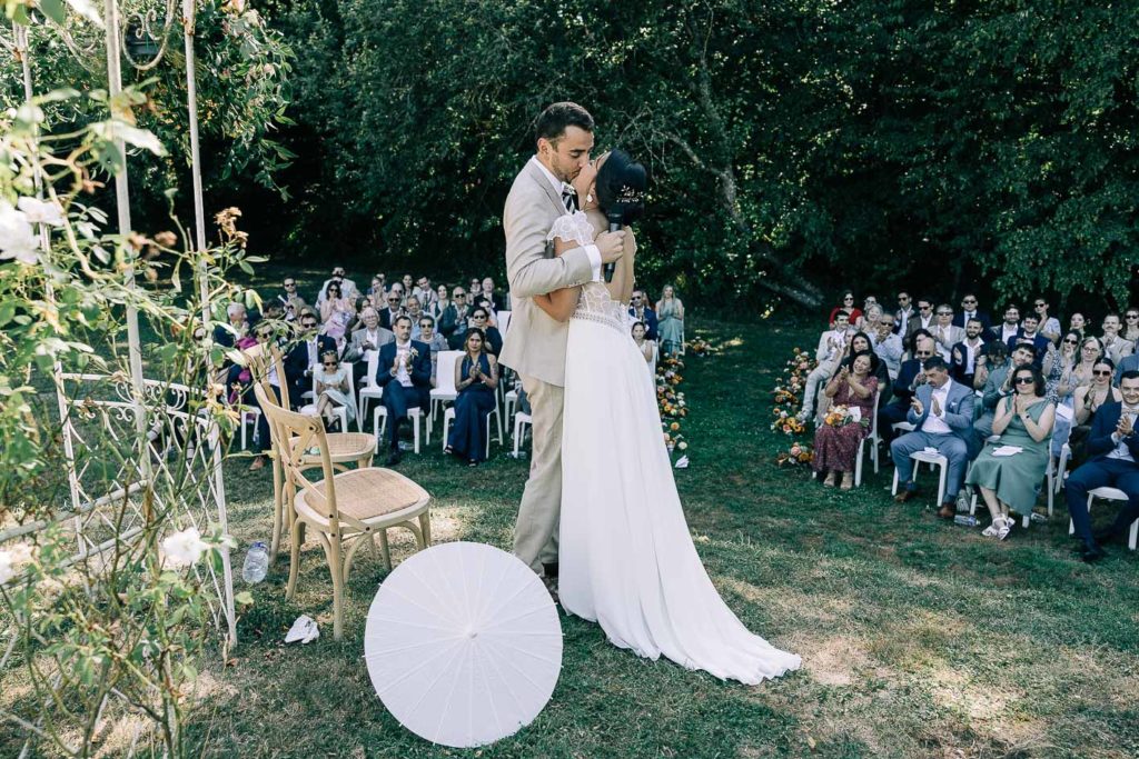 Séance couple après cérémonie laïque Domaine de Montireau Perche — Pierre Atelier photographe