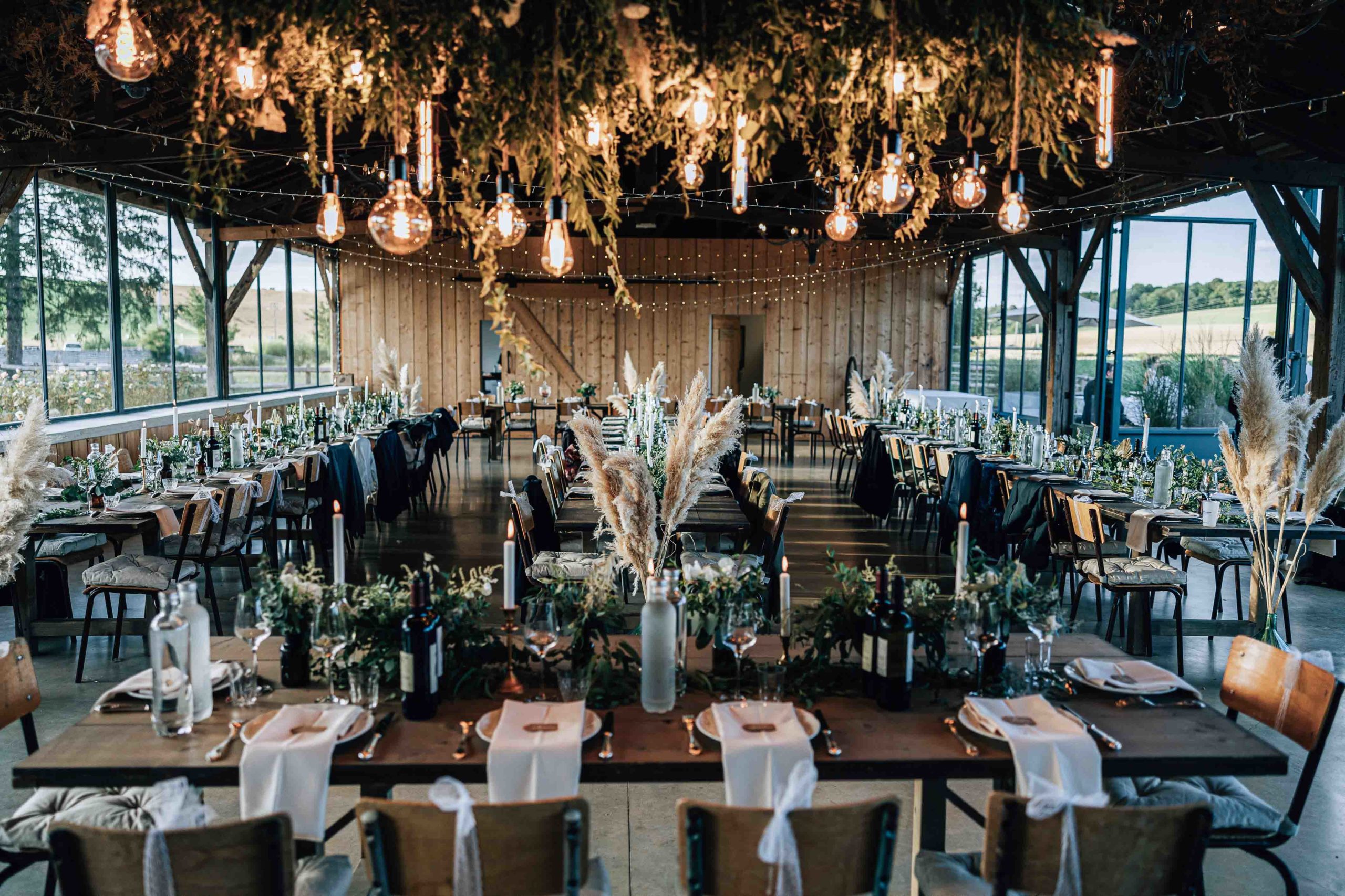 Séchoir à Fleurs Ferme de la Faisanderie fleurs suspendues mariage — Pierre Atelier photographe mariage