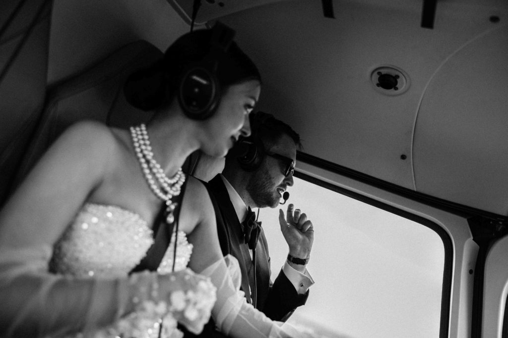 Ambiance aérodrome La Ferté-Alais mariage hélicoptère — Pierre Atelier photographe mariage