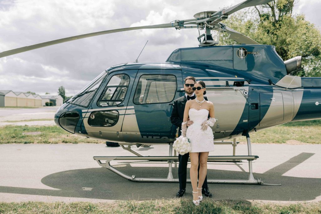 Mariés descendent hélicoptère Château Bouret parc — Pierre Atelier photographe mariage