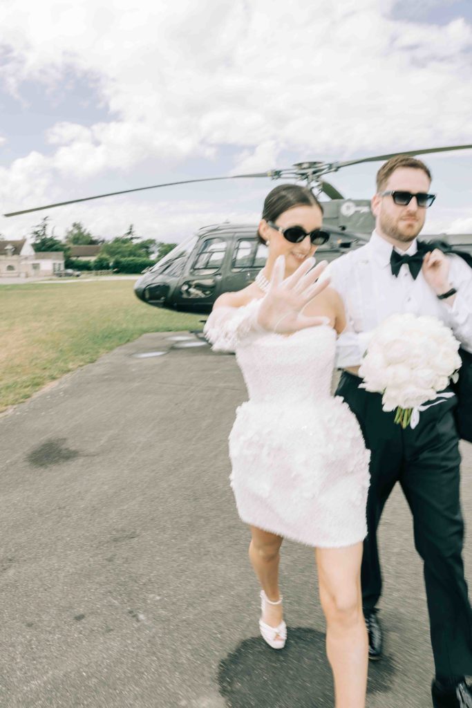 Mariés devant hélicoptère aérodrome La Ferté-Alais — Pierre Atelier photographe mariage