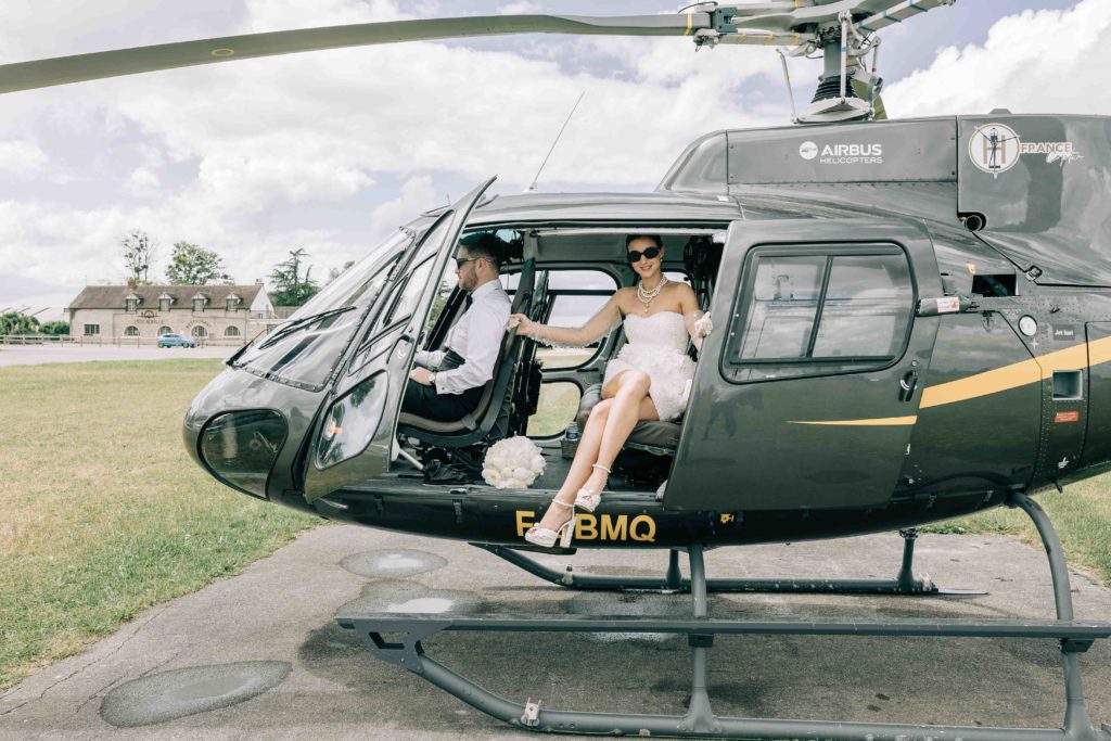 Couple hélicoptère mariage IDF tarmac Ferté-Alais — Pierre Atelier photographe mariage