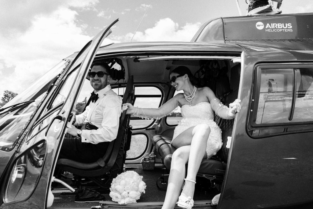 Portrait mariés hélicoptère aérodrome Essonne — Pierre Atelier photographe mariage Paris