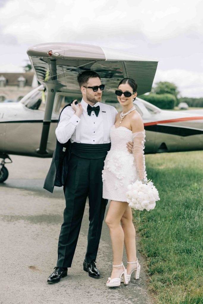 Couple mariage avion vintage tarmac Ferté-Alais IDF — Pierre Atelier photographe mariage