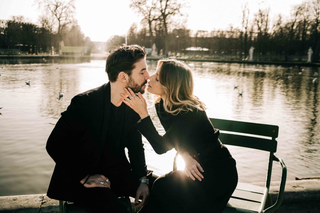 Portrait intime couple balade love story Paris septembre — Pierre Atelier photographe couple