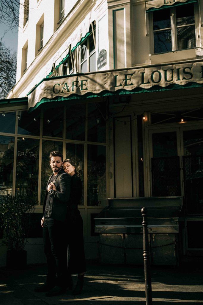Portrait couple complice balade photographique Paris — Pierre Atelier photographe
