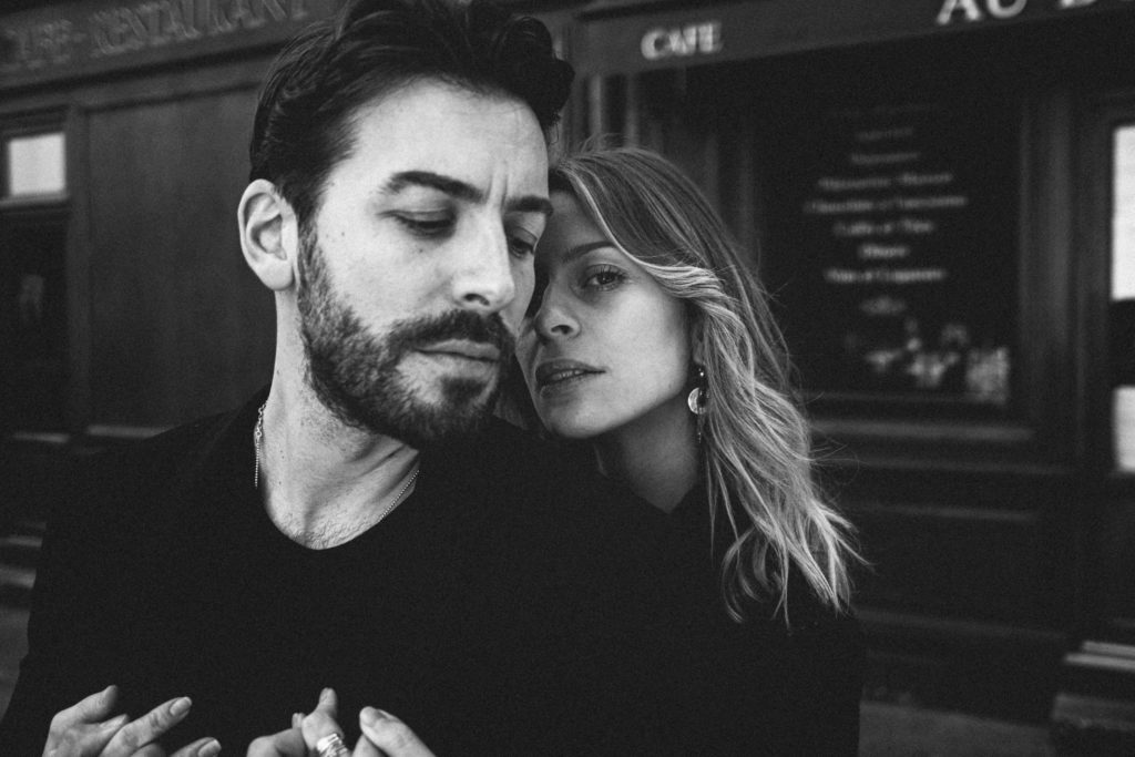 Séance love story Paris couple naturel spontané — Pierre Atelier photographe couple