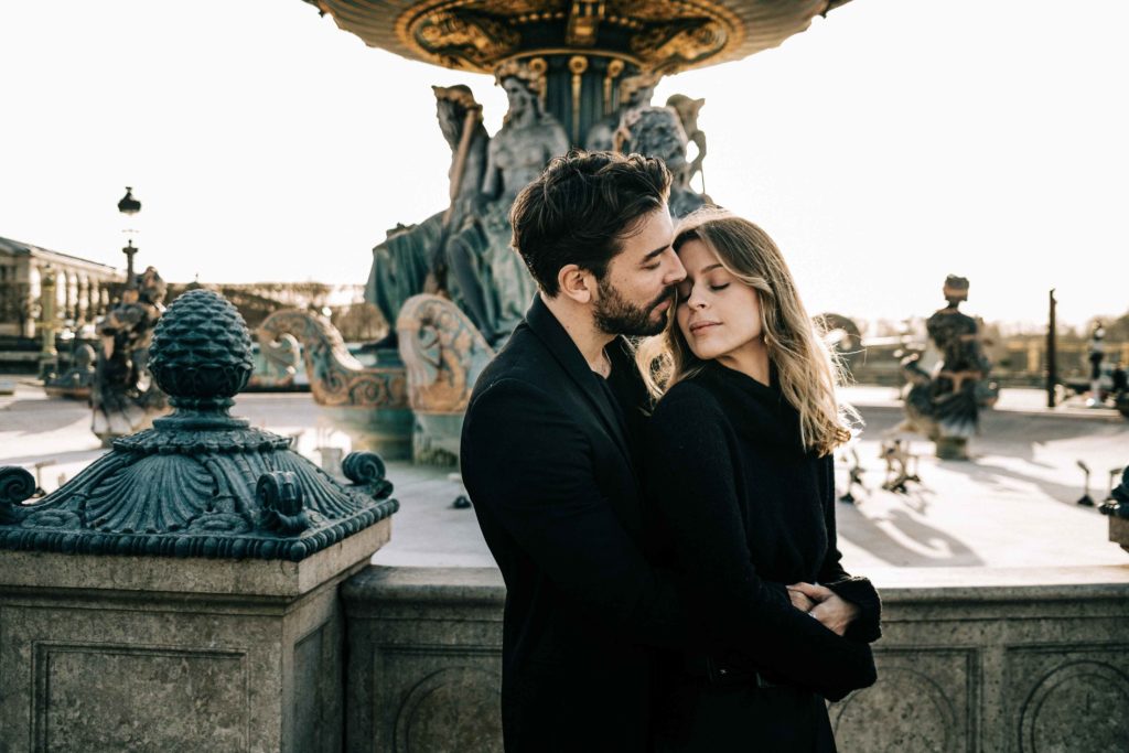 Portrait couple Place de la Concorde Paris obélisque — Pierre Atelier photographe