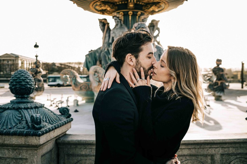 Love story Paris Place Concorde fontaines lumière — Pierre Atelier photographe