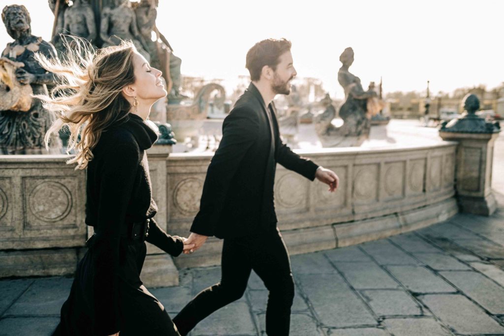 Portrait romantique couple Place de la Concorde Paris — Pierre Atelier photographe couple