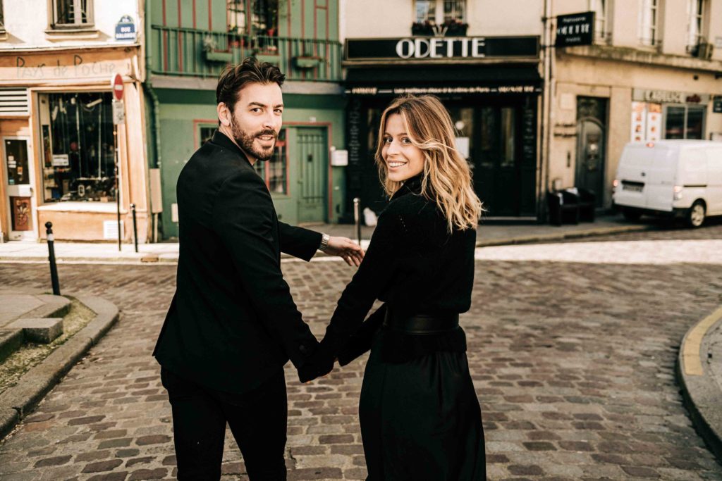 Golden hour love story Paris septembre lumière dorée — Pierre Atelier photographe couple