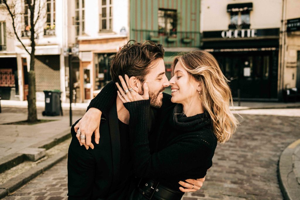 Portrait couple golden hour Paris balade love story — Pierre Atelier photographe
