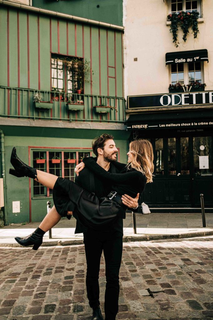 Couple love story Paris lumière rasante septembre — Pierre Atelier photographe couple Paris