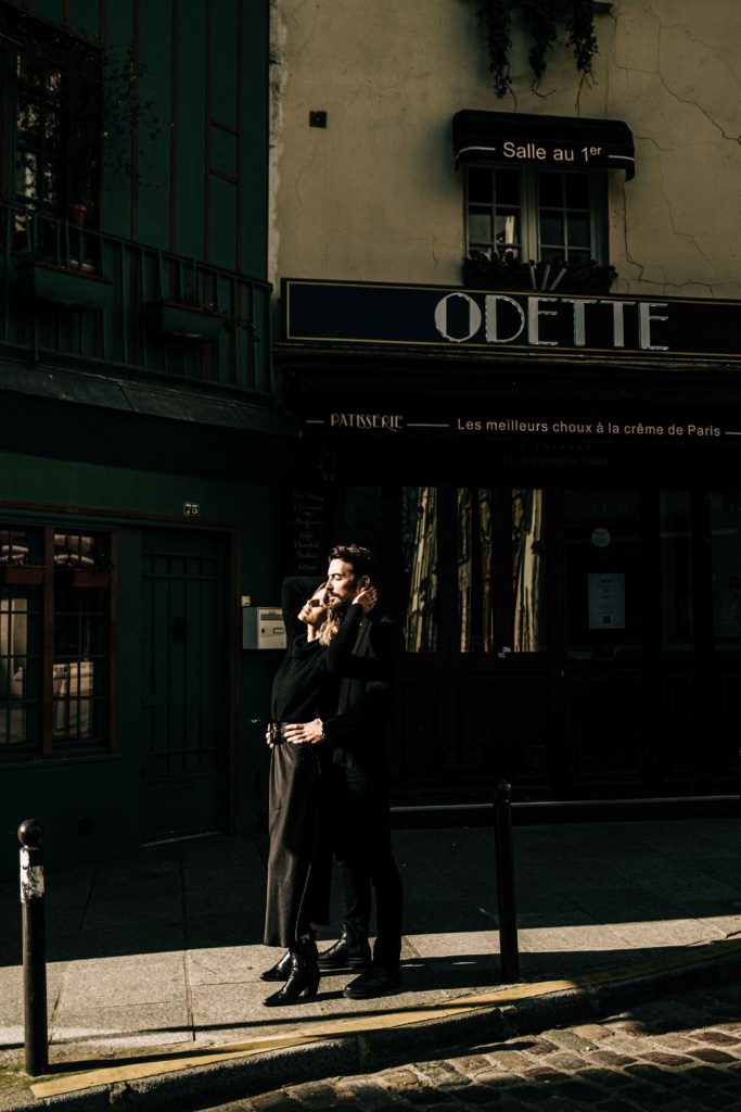 Séance photo couple Paris golden hour Seine ponts — Pierre Atelier photographe