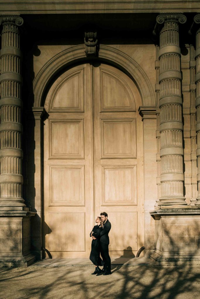 Portrait couple Île de la Cité Paris ruelles historiques — Pierre Atelier photographe