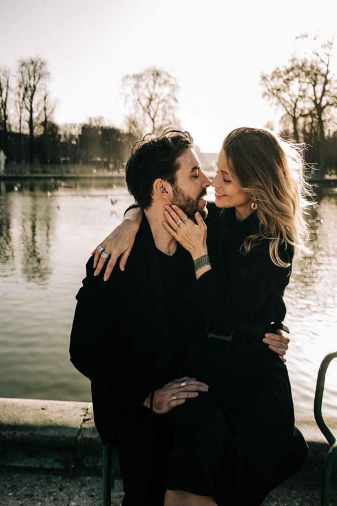 Love story Paris Île de la Cité lumière biais pierres — Pierre Atelier photographe couple Paris