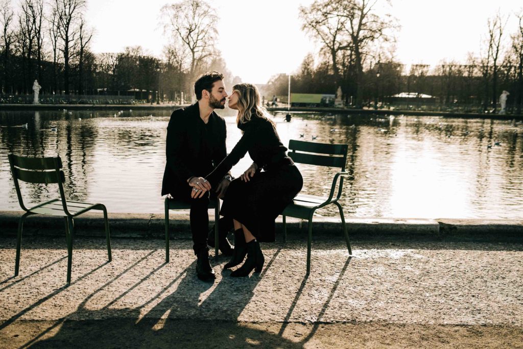 Portrait romantique couple ruelles Île de la Cité Paris — Pierre Atelier photographe couple