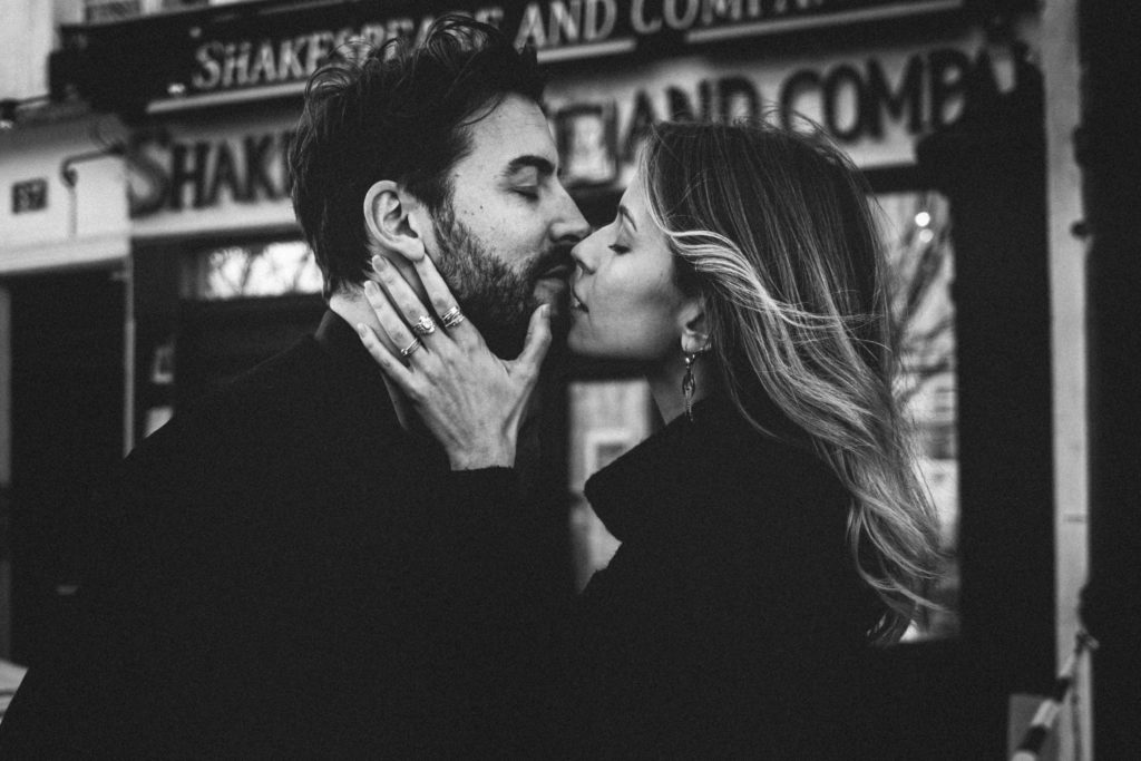 Séance love story couple Notre-Dame Paris septembre — Pierre Atelier photographe