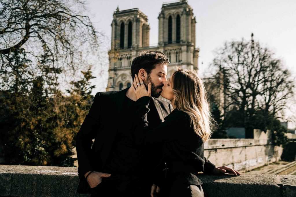 Portrait couple Notre-Dame de Paris façade cathédrale — Pierre Atelier photographe couple Paris