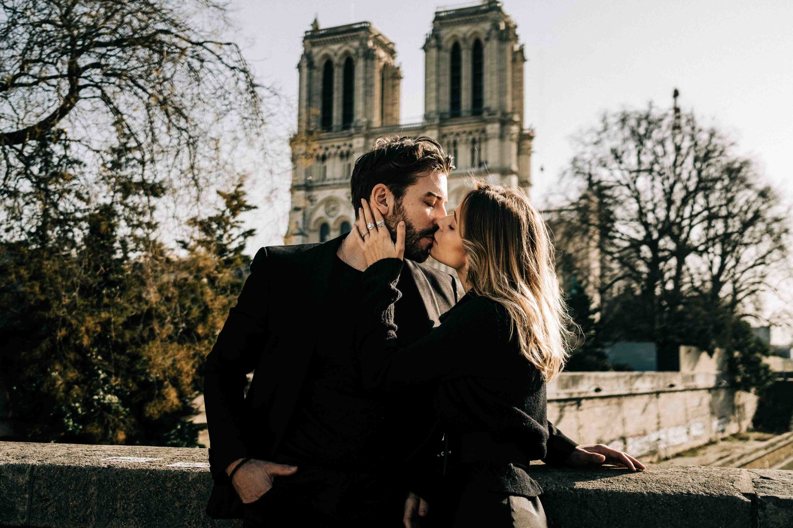 Portrait couple Notre-Dame de Paris façade cathédrale — Pierre Atelier photographe couple Paris