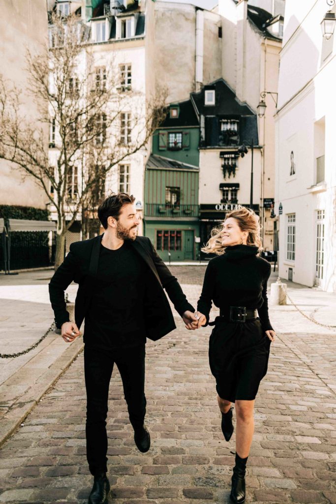 Séance photo couple Paris Notre-Dame lumière septembre — Pierre Atelier photographe couple
