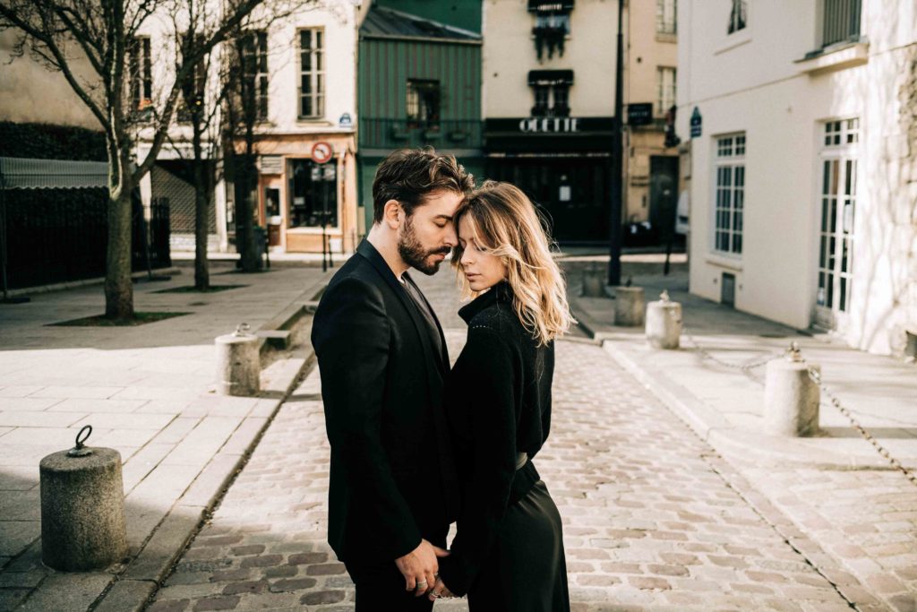 Portrait romantique couple devant Notre-Dame Paris — Pierre Atelier photographe