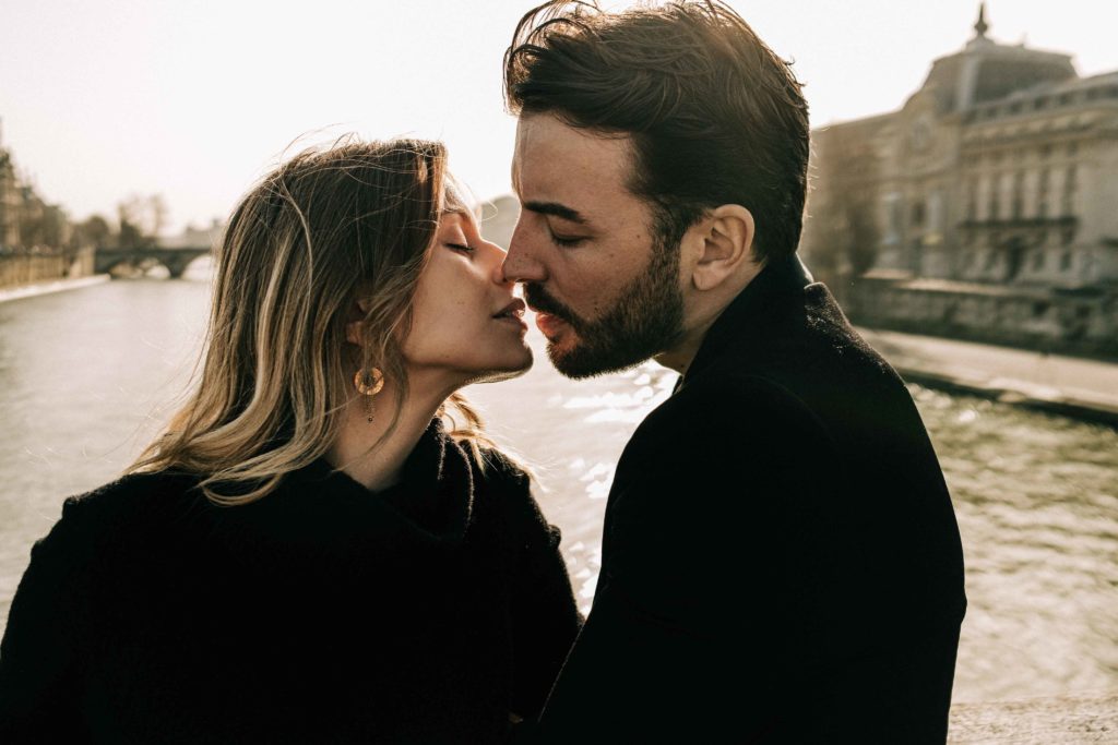 Portrait couple Musée d'Orsay Paris horloge Seine — Pierre Atelier photographe