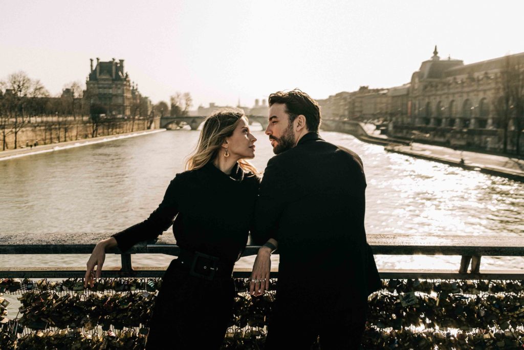 Portrait romantique couple devant Musée d'Orsay Paris — Pierre Atelier photographe couple