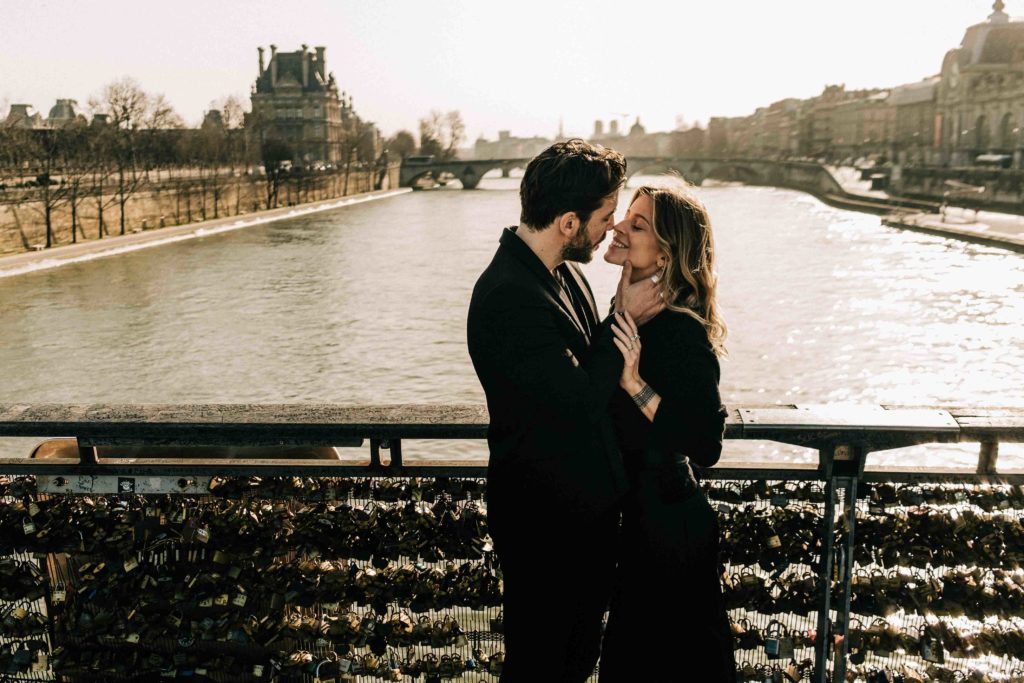 Séance love story Pont des Arts Paris septembre — Pierre Atelier photographe couple